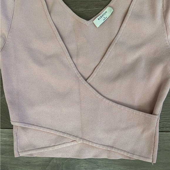 BABATON Aritzia Cropped Light Pink Shirt Size Small - Picture 4 of 7